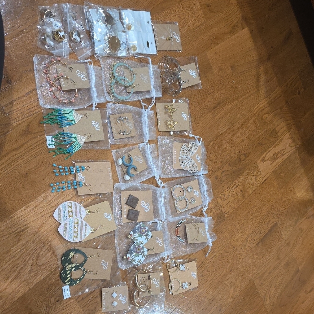 81 Pieces Of Plunder Multicolor Beaded and Metal Jewelry Collection + Free Gift - Picture 2 of 2